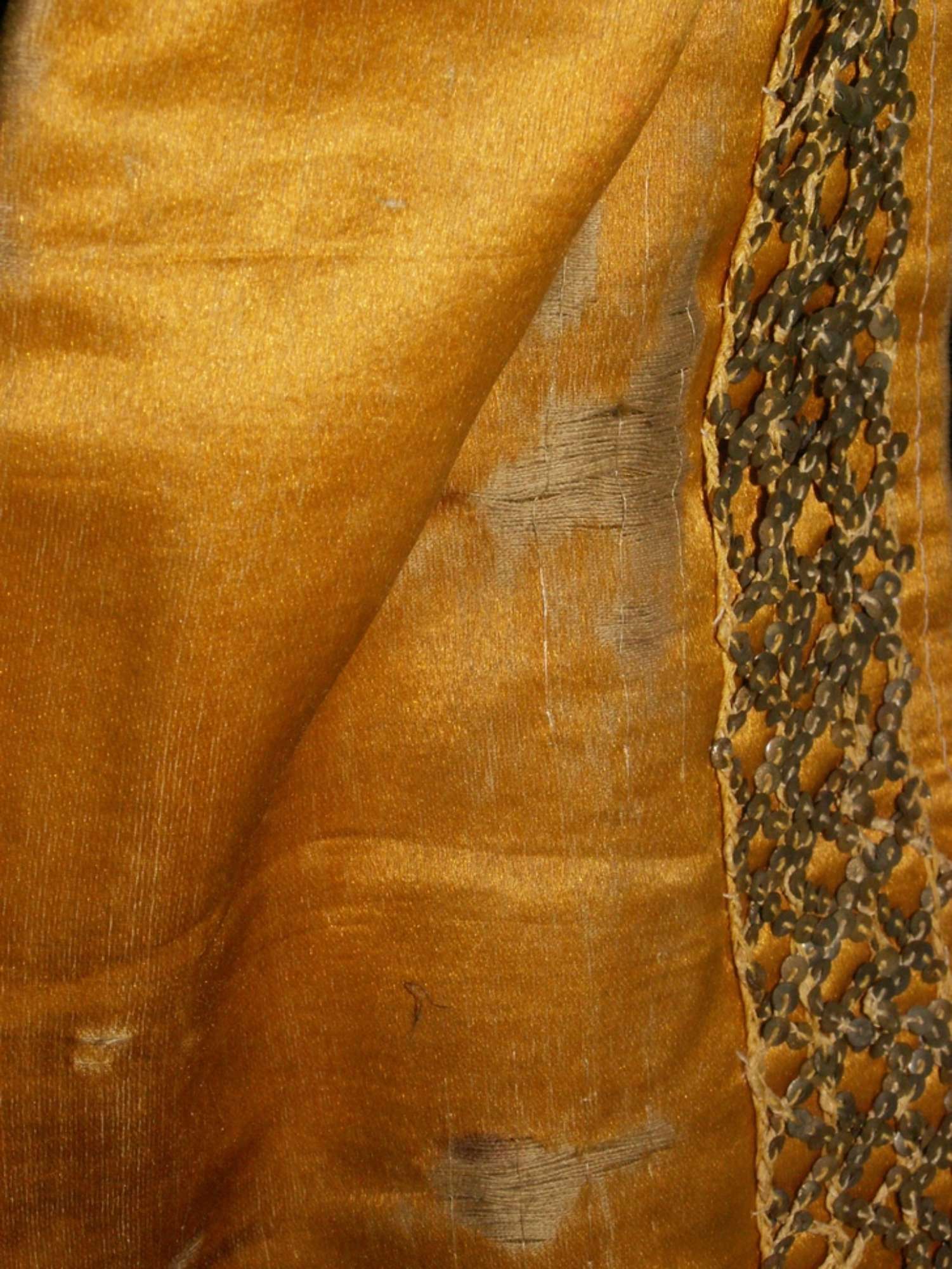 Particolare della manica destra dopo il restauro